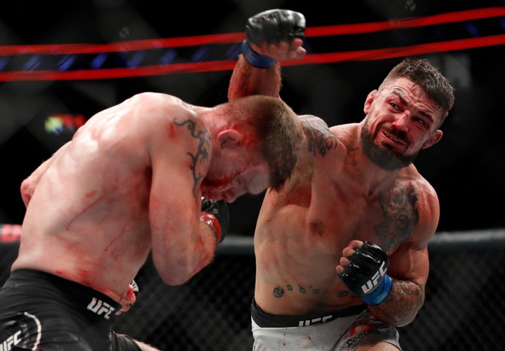 Bojovník UFC púta pozornosť. Do rohu si miesto trénerov zoberie priateľku